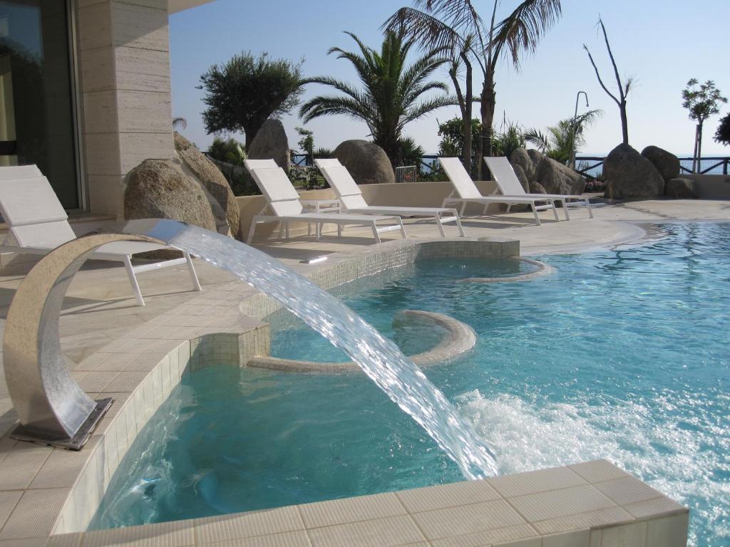 Hotel Villaggio Cala Di Volpe Capo Vaticano Exterior foto