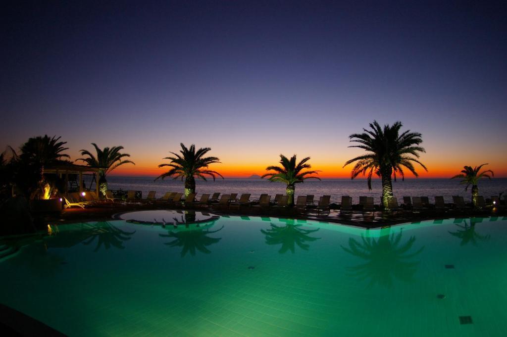 Hotel Villaggio Cala Di Volpe Capo Vaticano Exterior foto
