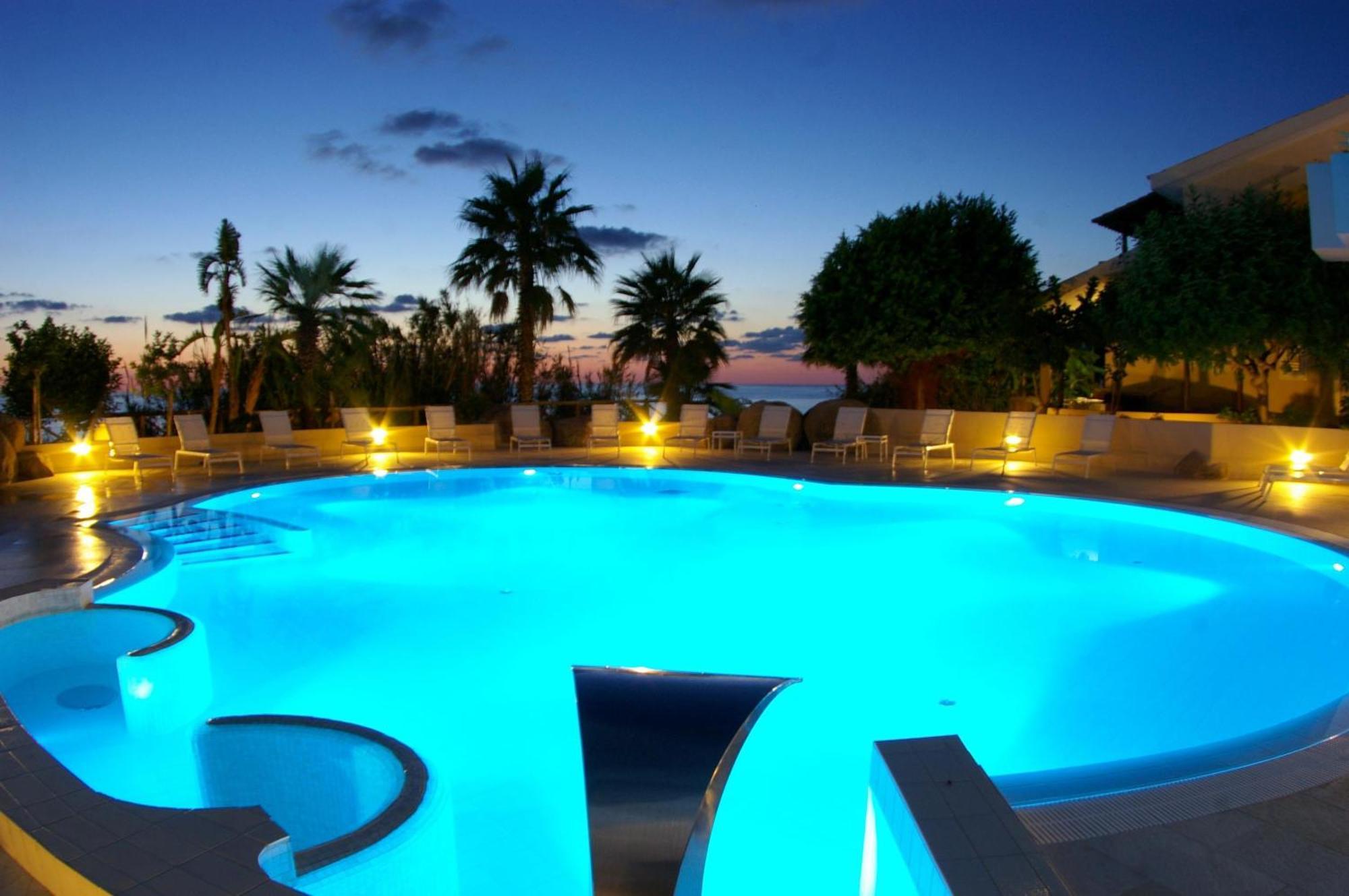 Hotel Villaggio Cala Di Volpe Capo Vaticano Exterior foto